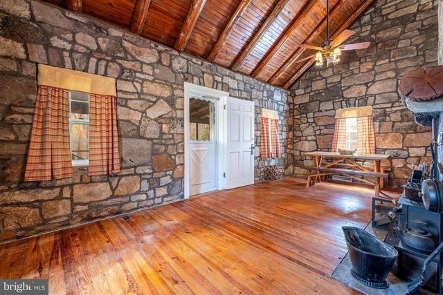195 N LAWYER DR, Stanley, VA 22851