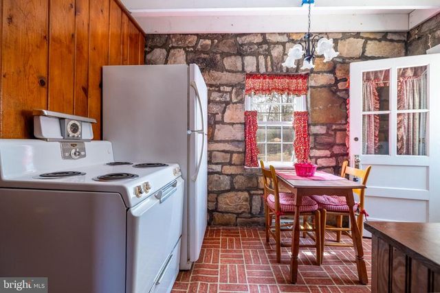 195 N LAWYER DR, Stanley, VA 22851