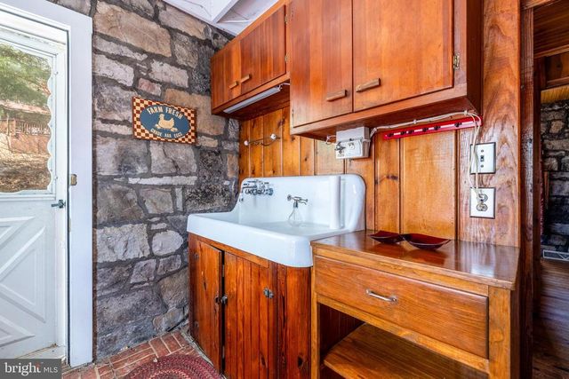 195 N LAWYER DR, Stanley, VA 22851