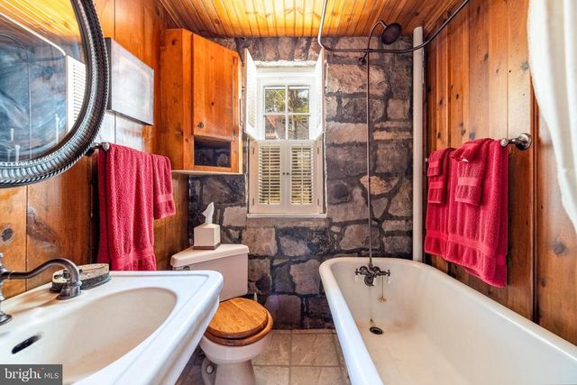 195 N LAWYER DR, Stanley, VA 22851