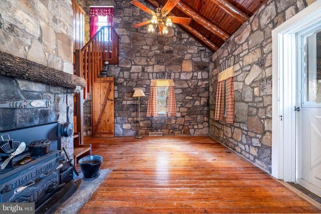 195 N LAWYER DR, Stanley, VA 22851