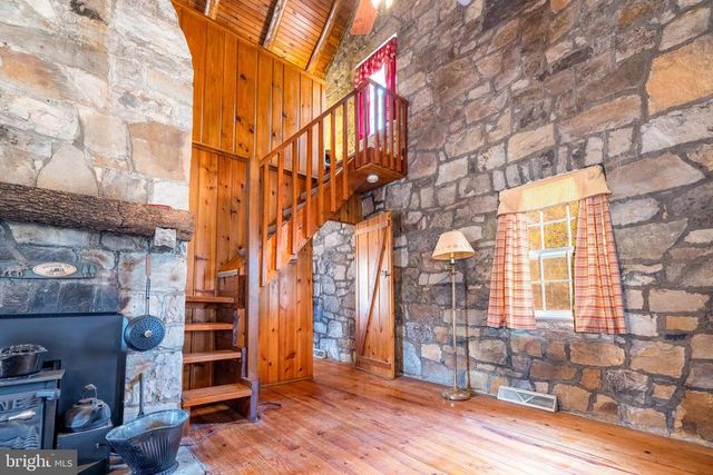 195 N LAWYER DR, Stanley, VA 22851