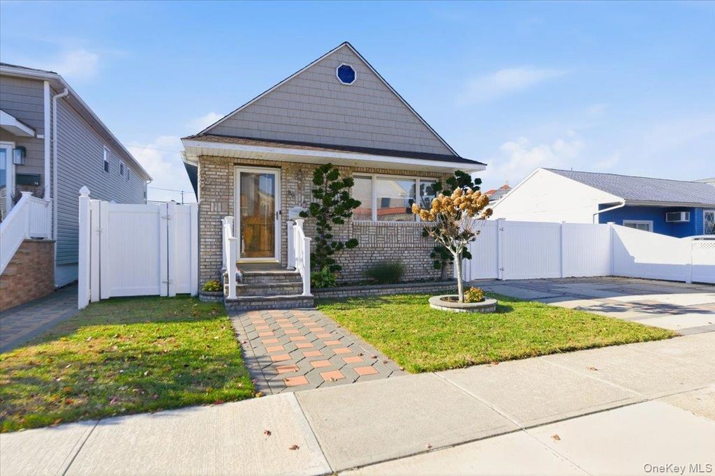 80 Newport Road, Island Park, NY 11558