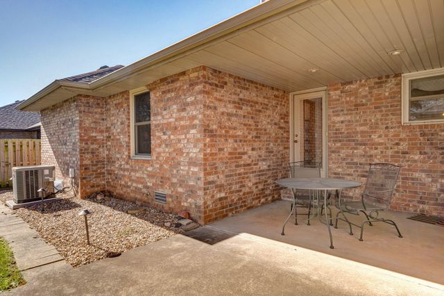 3556 S Swan Avenue, Springfield, MO 65807