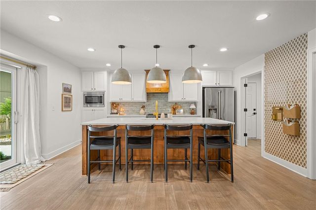 7205 W 101st Street, Overland Park, KS 66212