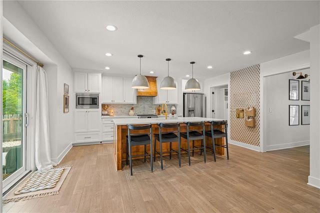 7205 W 101st Street, Overland Park, KS 66212