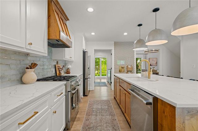 7205 W 101st Street, Overland Park, KS 66212