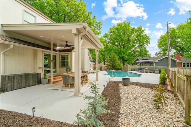 7205 W 101st Street, Overland Park, KS 66212