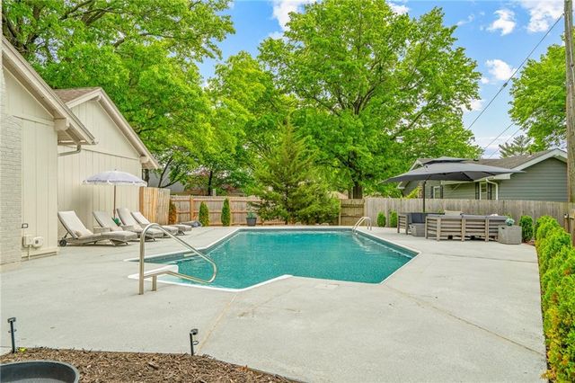 7205 W 101st Street, Overland Park, KS 66212