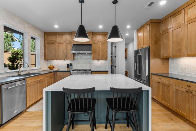 19201 NW Mt Shasta Drive, Bend, OR 97703