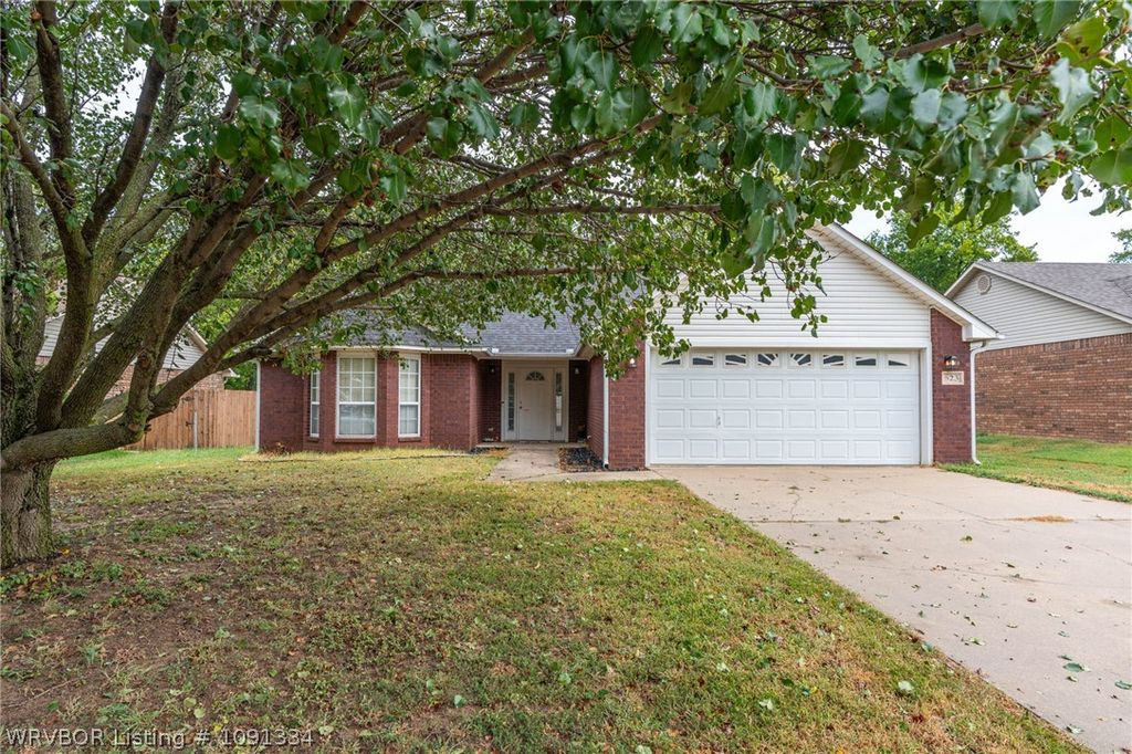 623 Chateau Drive, Fort Smith, AR 72908