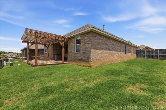 10714 Masters Circle, Jenks, OK 74037