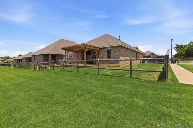 10714 Masters Circle, Jenks, OK 74037