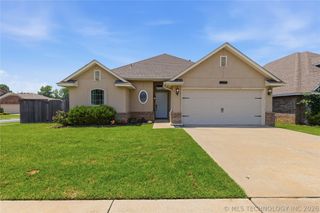 10714 Masters Circle, Jenks, OK 74037