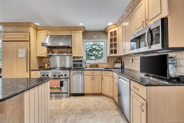 20 Soundview Drive, Shoreham, NY 11786