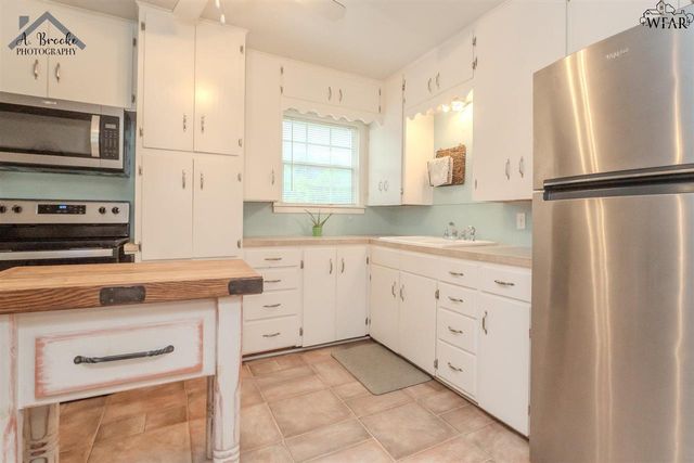 605 MEADOW DRIVE, Burkburnett, TX 76354