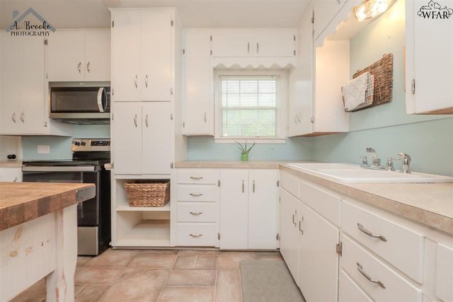 605 MEADOW DRIVE, Burkburnett, TX 76354