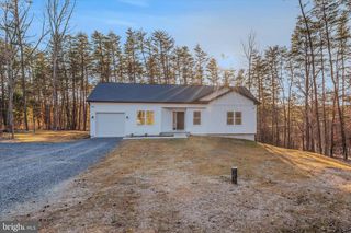 232 OAK HILL RD, Berkeley Springs, WV 25411