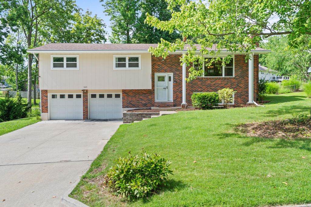 1305 JAKE LN, Columbia, MO 65203