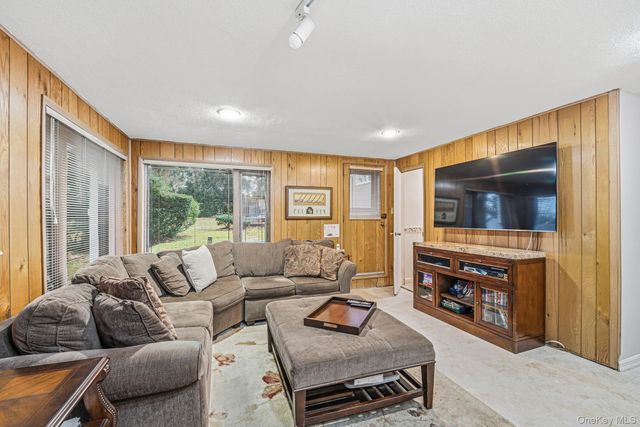 123 Robby Lane, Manhasset Hills, NY 11040