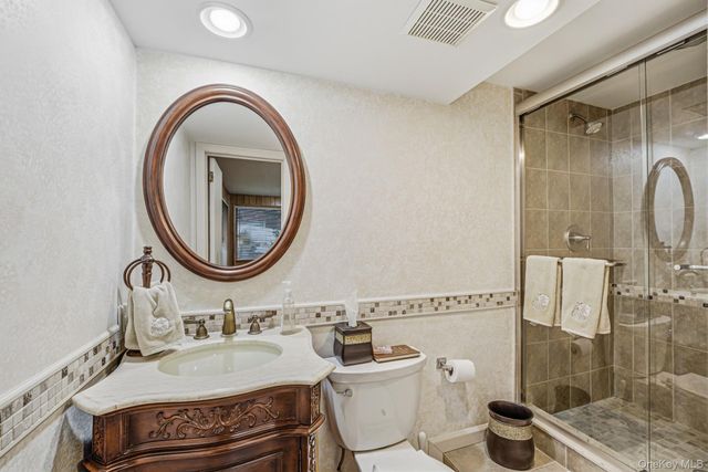 123 Robby Lane, Manhasset Hills, NY 11040