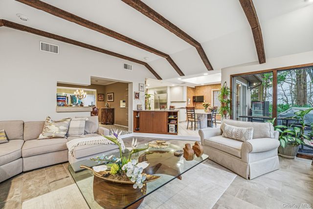 123 Robby Lane, Manhasset Hills, NY 11040