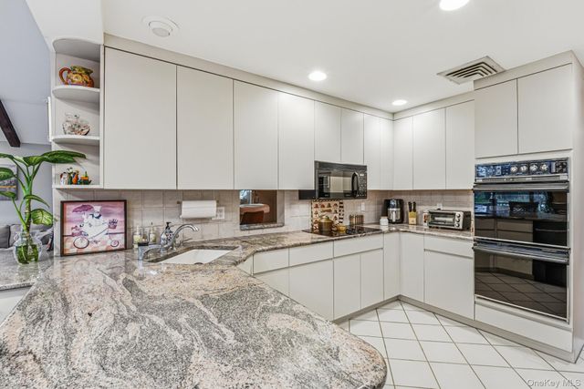 123 Robby Lane, Manhasset Hills, NY 11040