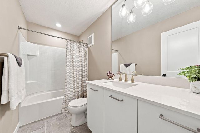 16060 Eagleview Drive, Lakeville, MN 55044