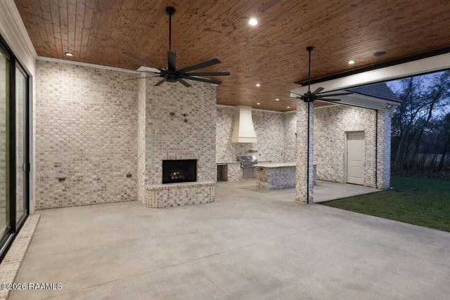 107 Leaning Oak Drive, Lafayette, LA 70508