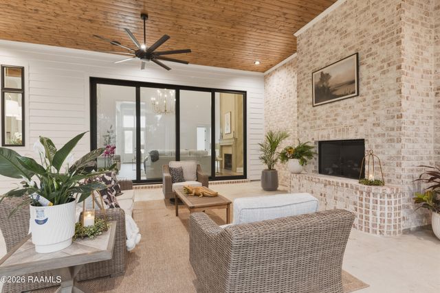 107 Leaning Oak Drive, Lafayette, LA 70508