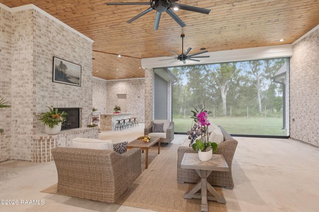107 Leaning Oak Drive, Lafayette, LA 70508