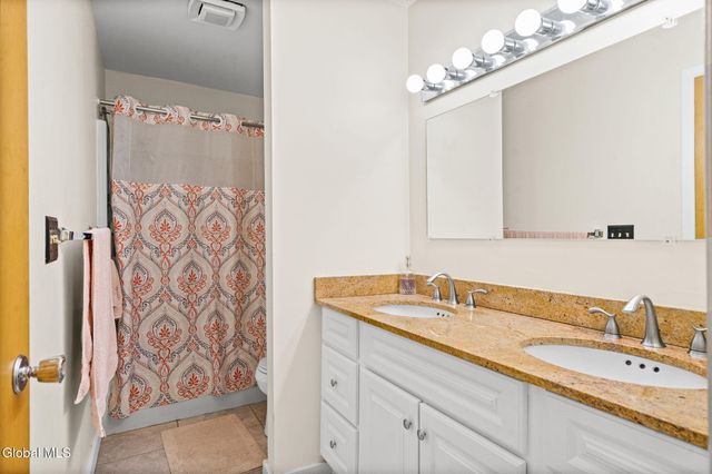 19 Kensington Square, Cohoes, NY 12047