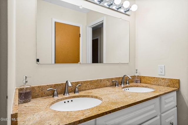 19 Kensington Square, Cohoes, NY 12047