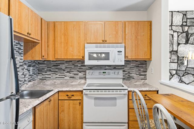 19 Kensington Square, Cohoes, NY 12047