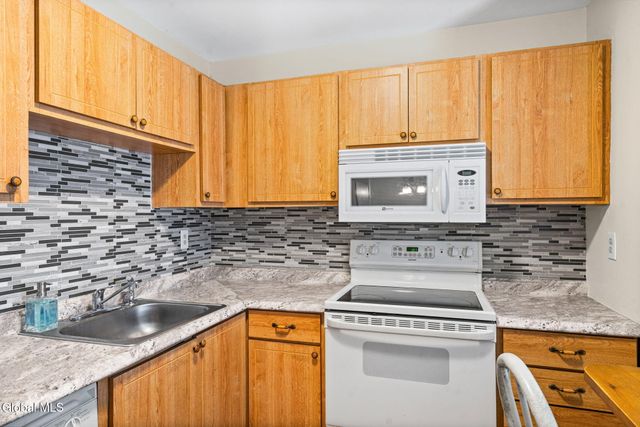 19 Kensington Square, Cohoes, NY 12047