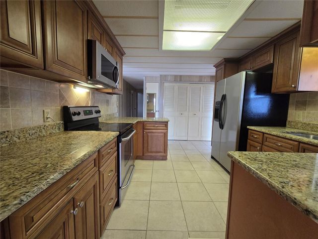 1805 BLUE LAKE DRIVE, Lakeland, FL 33801