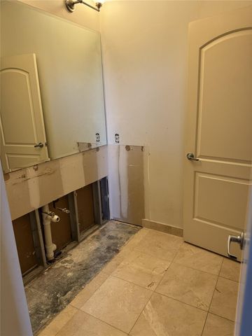 1616 Fountain View Drive 510, Houston, TX 77057