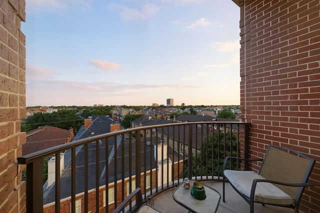 1616 Fountain View Drive 510, Houston, TX 77057