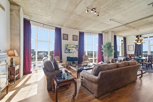 1616 Fountain View Drive 510, Houston, TX 77057