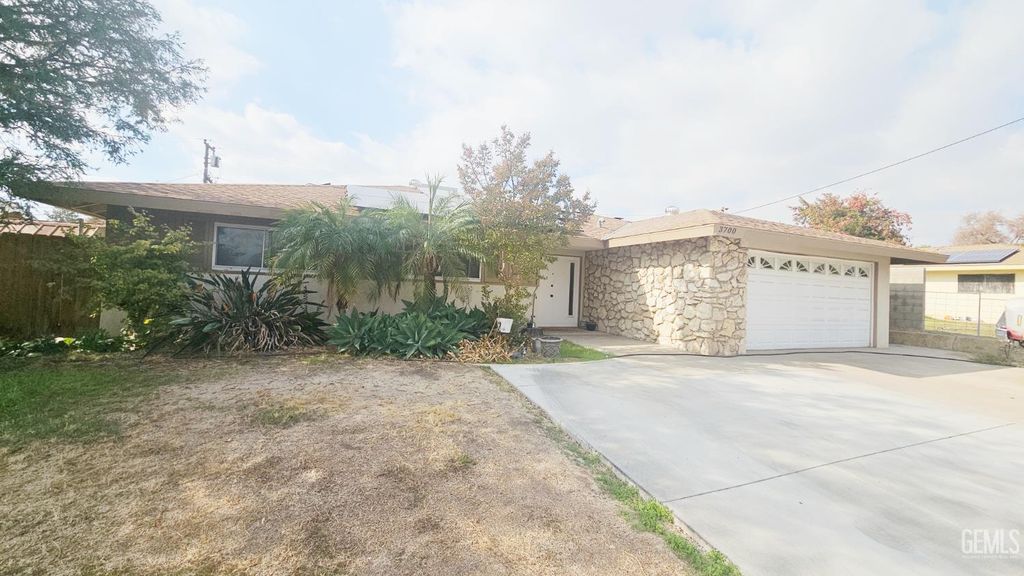 3700 Redlands Dr, Bakersfield, CA 93306