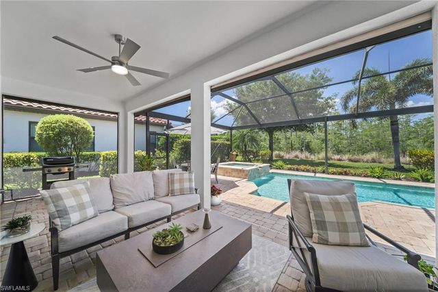 8827 Vaccaro CT, Naples, FL 34119