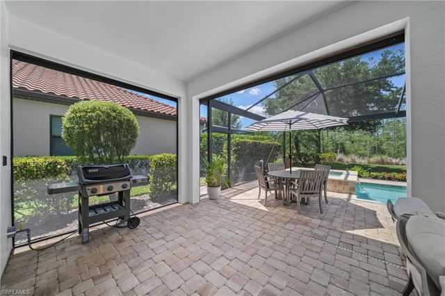 8827 Vaccaro CT, Naples, FL 34119