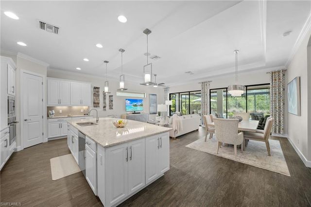 8827 Vaccaro CT, Naples, FL 34119