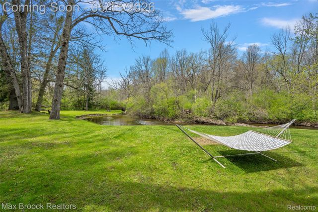 3900 S Ellamae Road, Oakland Charter Township, MI 48363