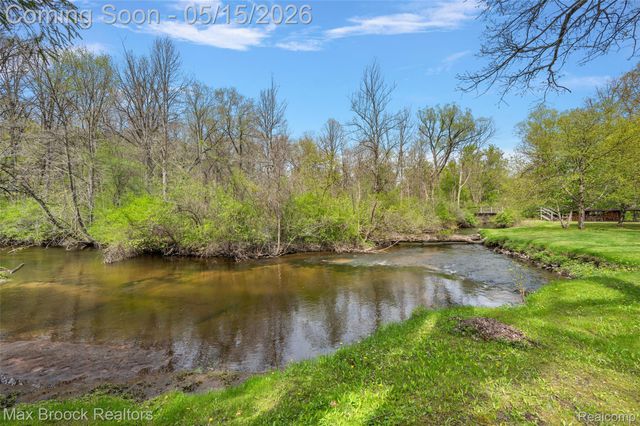 3900 S Ellamae Road, Oakland Charter Township, MI 48363