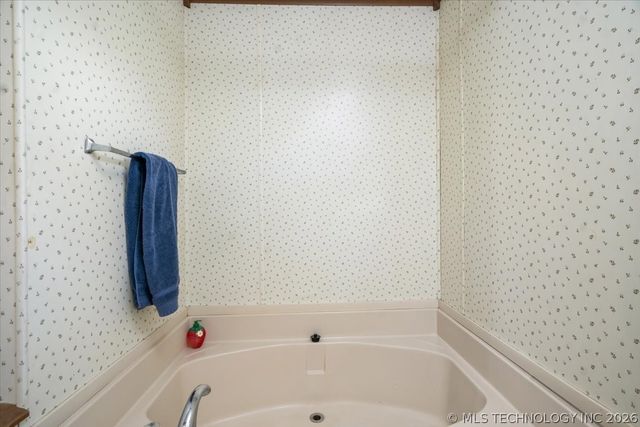 103688 S 4090 Road, Henryetta, OK 74437