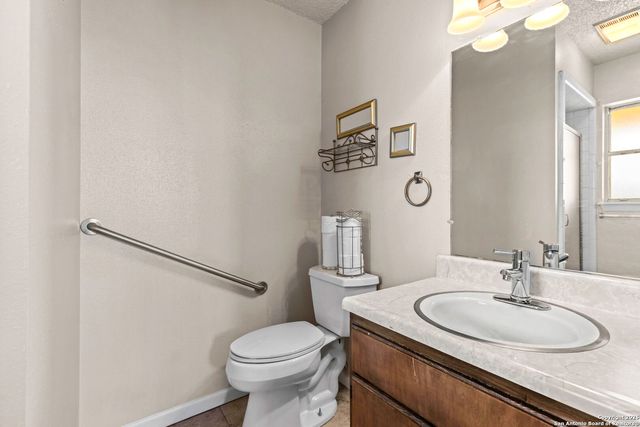 171 Big Oak Drive, Adkins, TX 78101