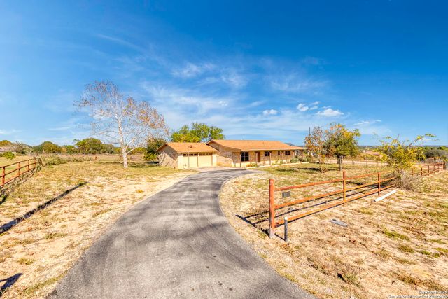 171 Big Oak Drive, Adkins, TX 78101