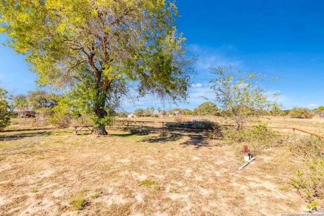 171 Big Oak Drive, Adkins, TX 78101