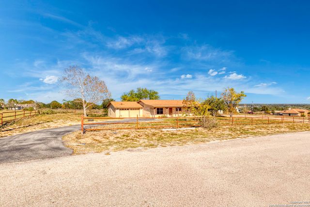 171 Big Oak Drive, Adkins, TX 78101